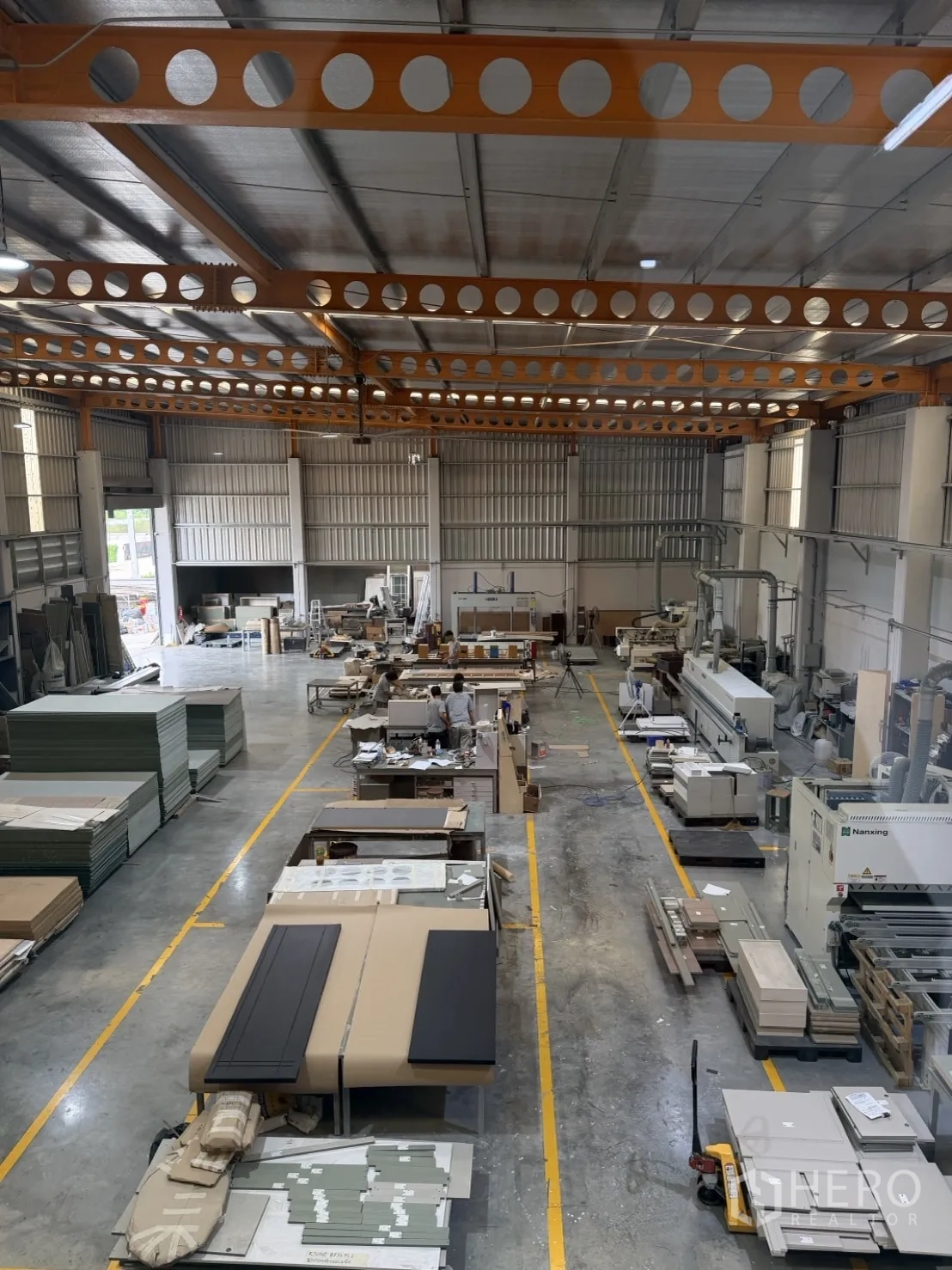 โรงงาน for rent or sale in Lam Luk Ka, Pathum Thani - ภาพมุมสูงแสดงผังโรงงานที่มีเครื่องจักรและสถานีงาน.