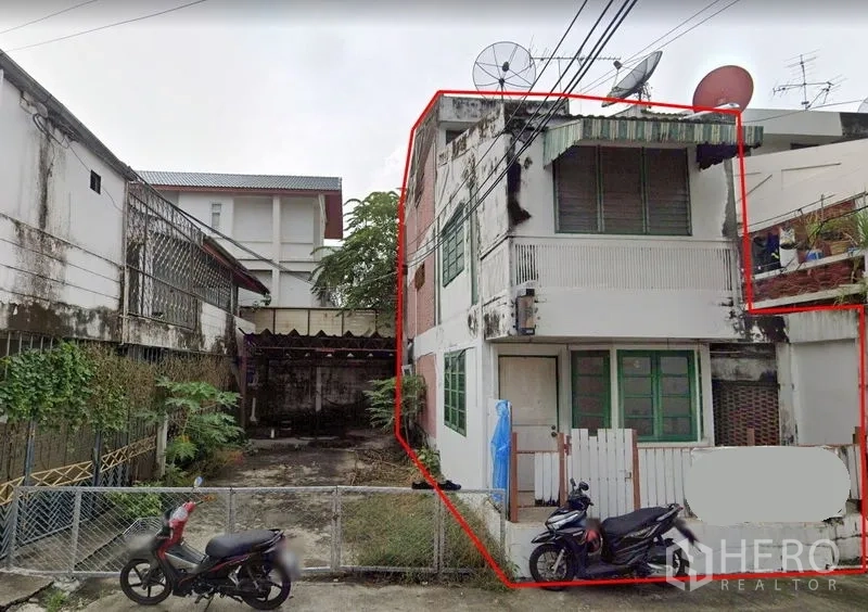 联排别墅 出售在Watthana, Bangkok - 曼谷瓦他那街景多层联排别墅，带前院围栏。