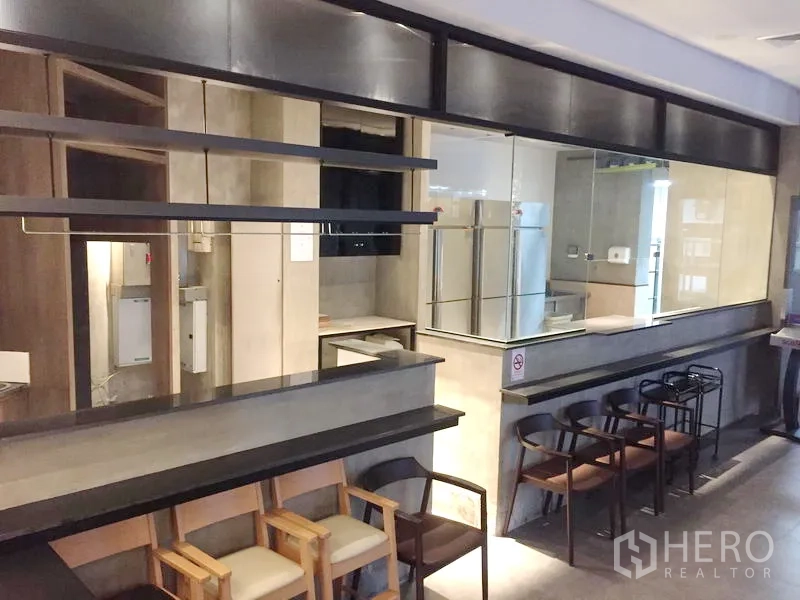 Retail Space for rent in Khlong Toei, Bangkok - Modern restaurant-style retail space with long service counter, shelving and seating.