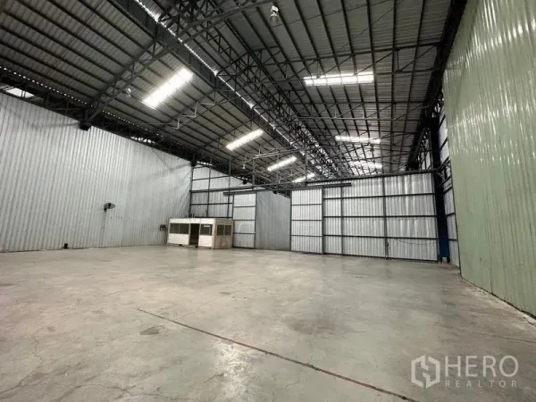 货栈 出租在Pak Kret, Nonthaburi - 仓库大厅，钢结构框架与大型金属滑门，空间宽敞。