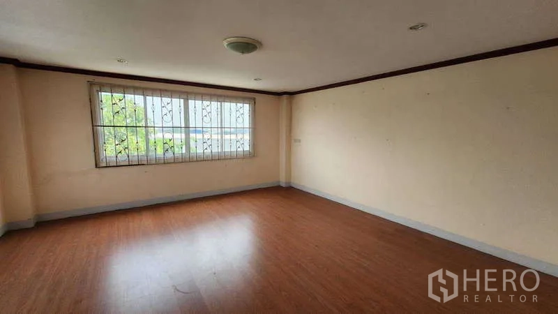 Factory for rent in Pak Kret, Nonthaburi - Sunlit room with corner windows and tiled floor