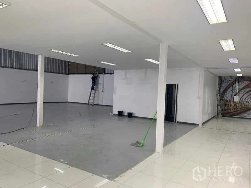 Warehouse for rent in Suan Luang, Bangkok - Flexible production area with bright ceiling lights and epoxy flooring