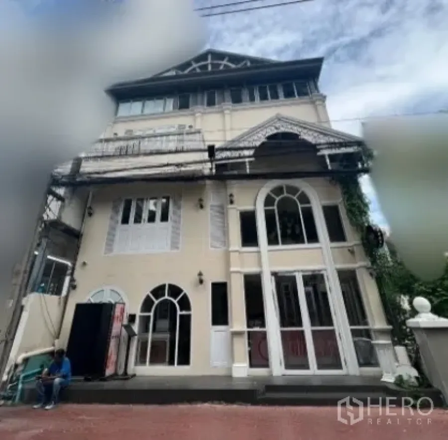 อาคารพาณิชย์ ให้เช่าในPhaya Thai, Bangkok - มุมมองด้านหน้าของอาคารพาณิชย์อารีย์ ฟาซาดยุโรปและประตูกระจกบานใหญ่