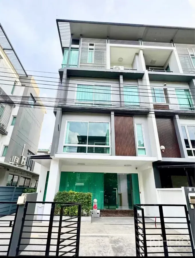 Home Office for rent or sale in Wang Thonglang, Bangkok - Modern multi-storey home office facade with sliding glass and gated parking in Wang Thonglang.