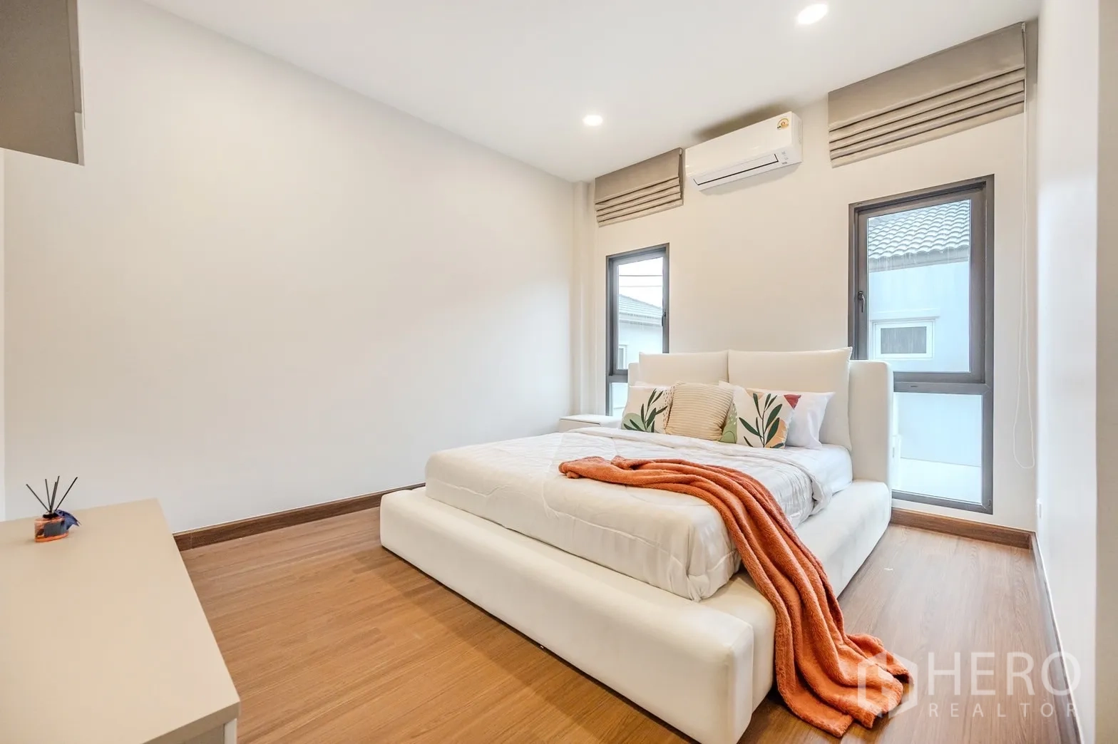 Detached House for rent in Bang Phli, Samut Prakan - Bedroom with large window, sleek wardrobe and soft tones