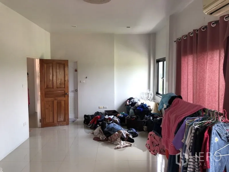 Detached House for sale in Lam Luk Ka, Pathum Thani - Large room with curtain-lined windows and polished floor.
