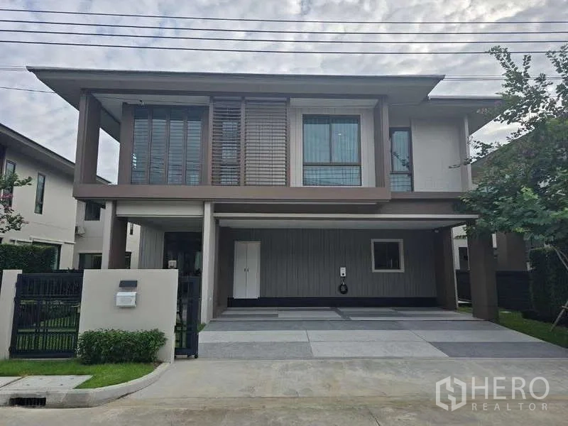 Detached House for rent in Bang Kapi, Bangkok - Modern two-storey detached house facade with covered double carport and gated entrance.