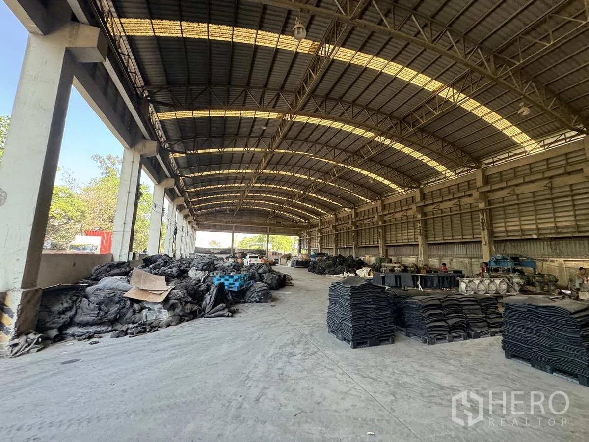 工厂 出租在Lat Lum Kaeo, Pathum Thani - 开放式仓储大厅，层高高，堆放工业物料