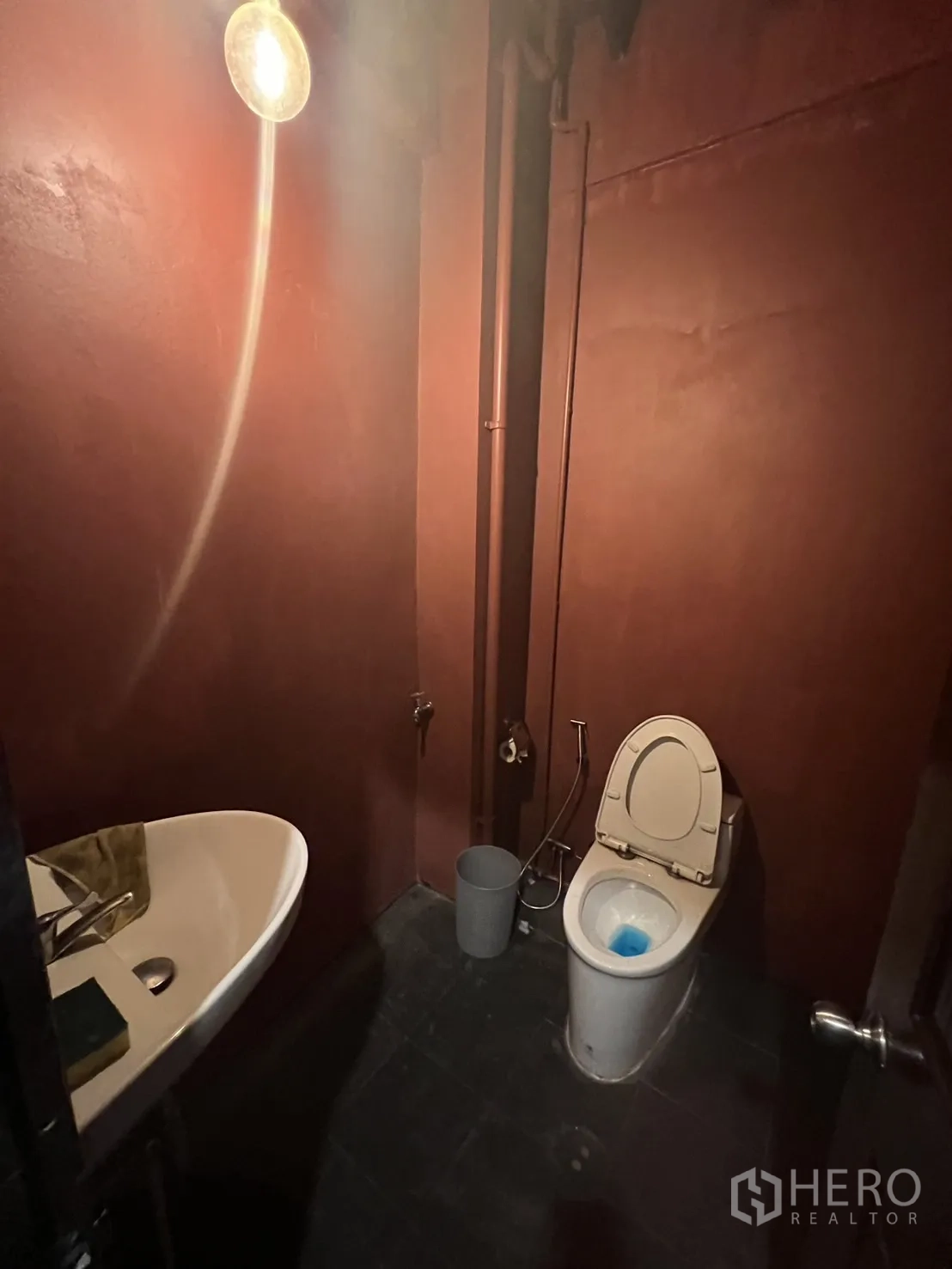 店屋 出租在Watthana, Bangkok - 红棕色墙面卫生间，坐便器与角盆。