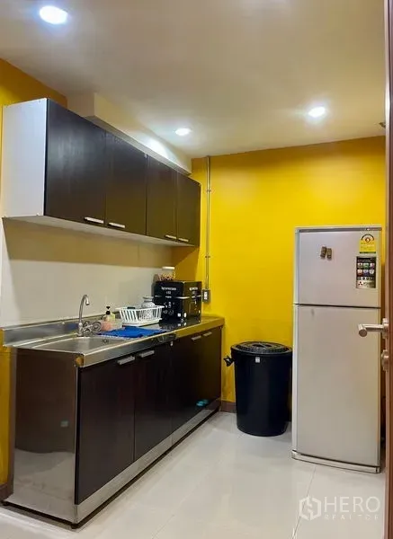 โรงงาน ให้เช่าในMueang Samut Prakan, Samut Prakan - ห้องแพนทรีพนักงานพร้อมอ่างสแตนเลส ตู้เก็บของ และตู้เย็น