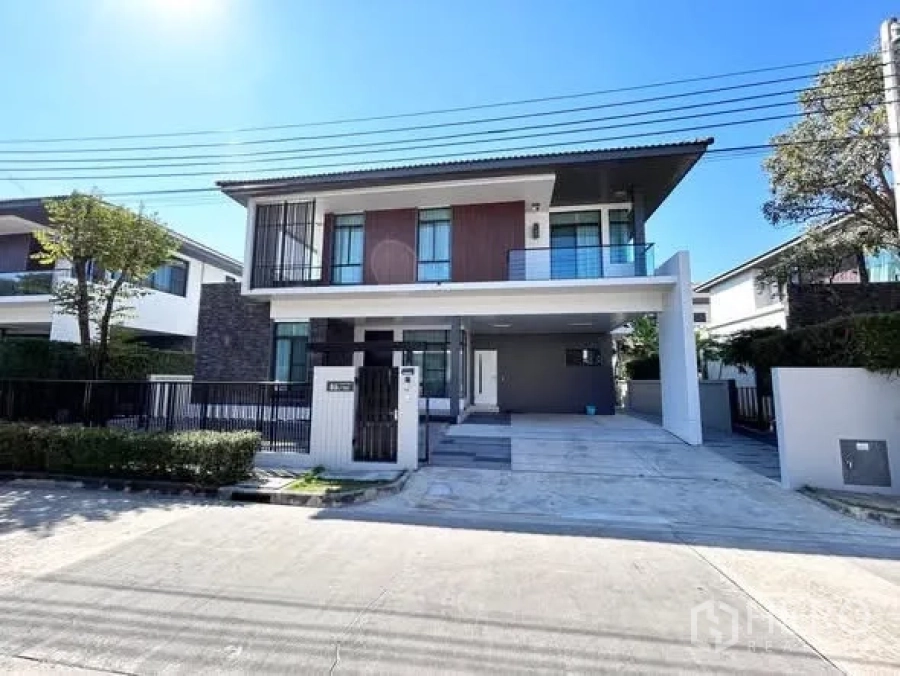 Detached House for rent or sale in Prawet, Bangkok - Modern two-storey detached house with gated driveway and covered carport on a quiet street.