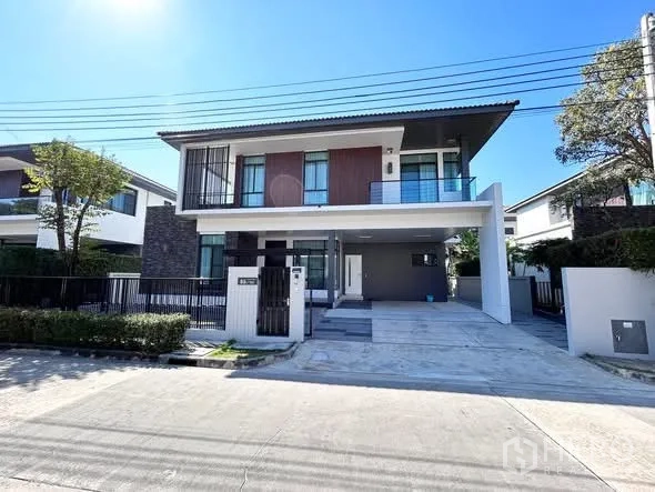 Detached House for rent or sale in Prawet, Bangkok - Modern two-storey detached house with gated driveway and covered carport on a quiet street.