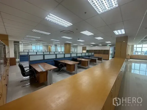 办公空间 出租在Suan Luang, Bangkok - 大型办公楼层，多个工位与大量内置储物柜。
