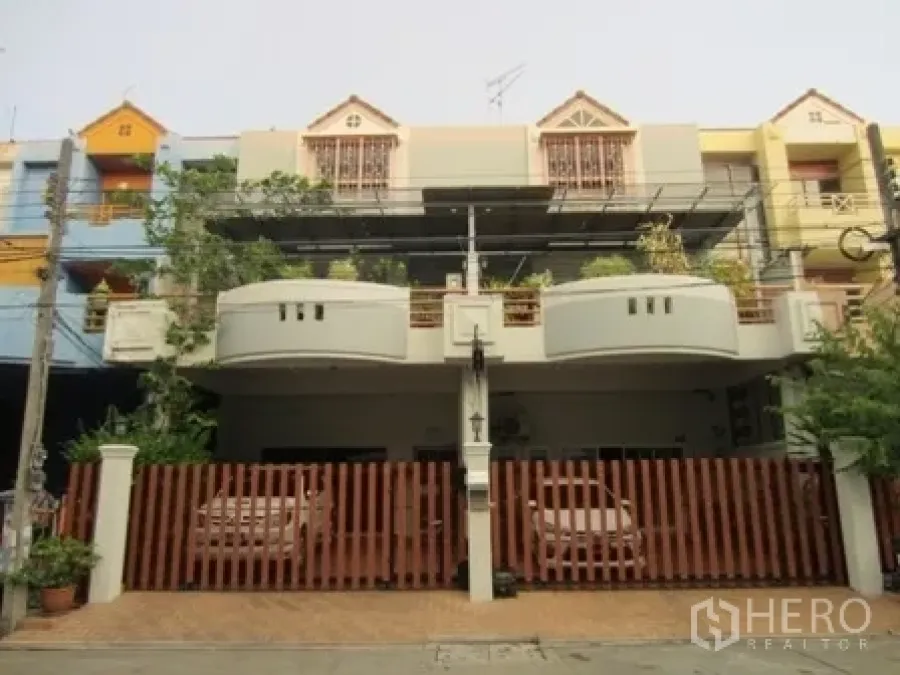 Home Office for rent or sale in Wang Thonglang, Bangkok - Townhome-style exterior with balconies, front gate and covered parking for two cars.