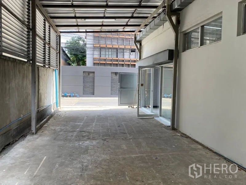 货栈 出租在Chatuchak, Bangkok - 有顶车道与装卸区，通往街道。