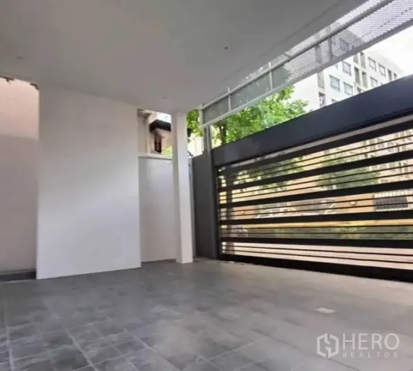 Home Office for rent in Suan Luang, Bangkok - Covered carport with tiled floor and horizontal slat automatic gate.