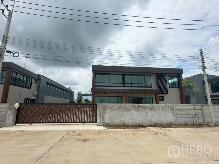 Factory for rent in Bang Len, Nakhon Pathom - Gated modern standalone factory with two-storey glass-front office in Bang Len.