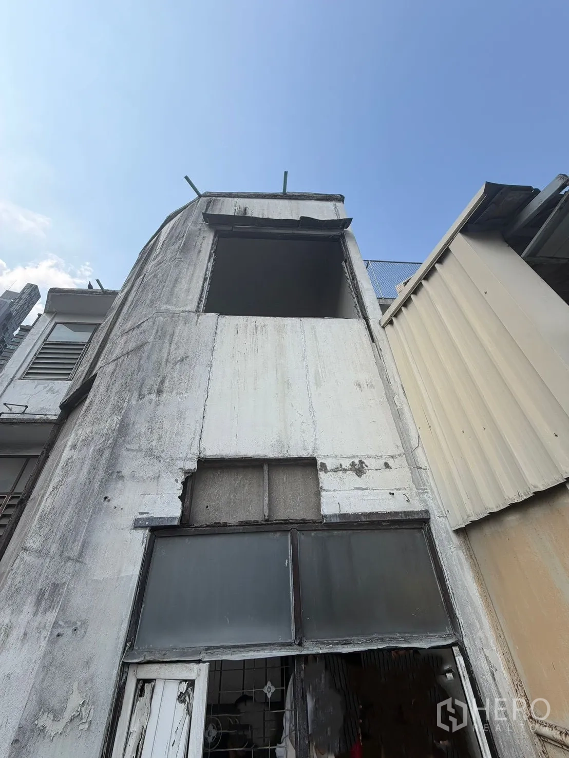 ตึกแถว for rent in Watthana, Bangkok - ด้านหลังอาคารสภาพเก่า มีช่องหน้าต่างเปิด.