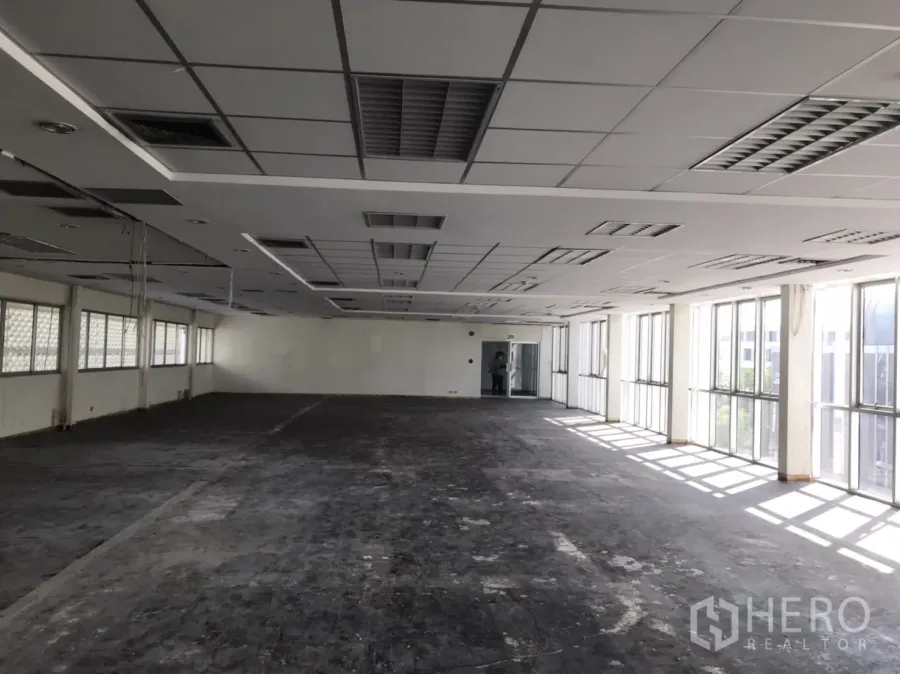 Office Space for rent in Khlong Toei, Bangkok - Open-plan 195 sqm office floor with grid ceiling, AC vents and full-height windows for natural light in Phra Khanong.