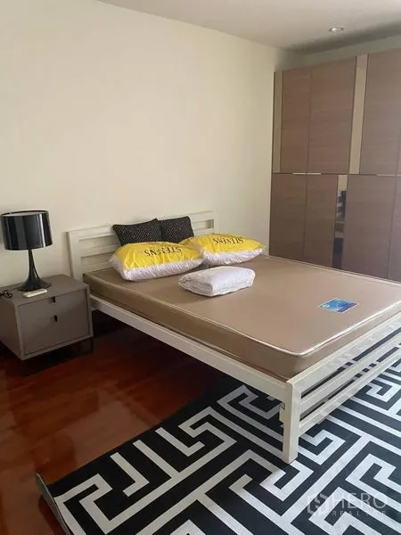 Detached House for rent in Suan Luang, Bangkok - Guest bedroom with bed, wardrobe, bedside table and patterned rug.
