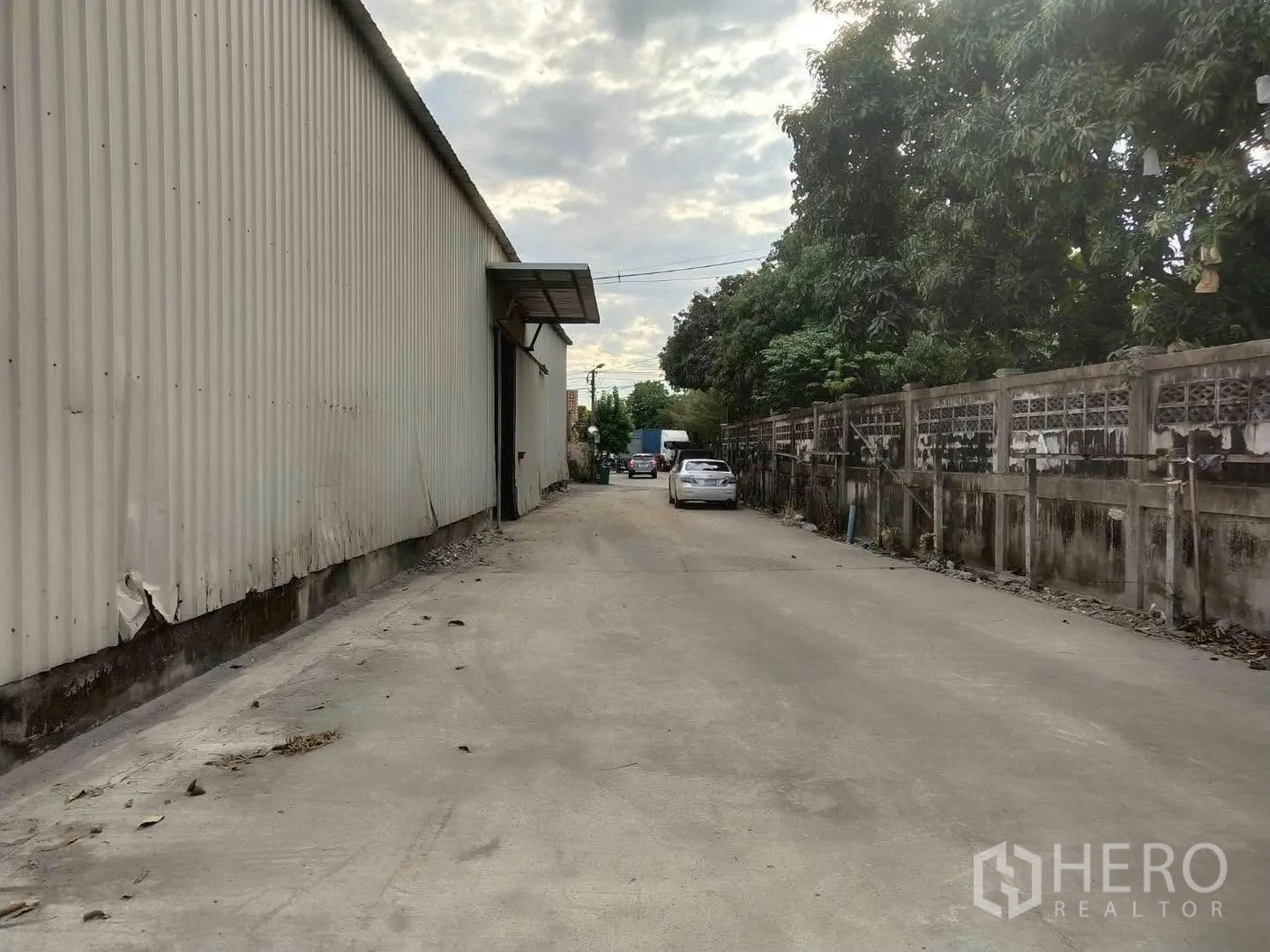 Warehouse for rent in Bang Phli, Samut Prakan - Internal road beside the warehouse and perimeter wall for easy access.
