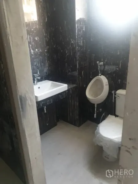 办公空间 出租在Khlong Toei, Bangkok - 男衛生間，設有小便斗、坐便與白色洗手盆。