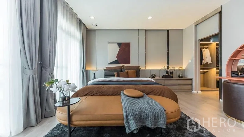 บ้าน ให้เช่าในPrawet, Bangkok - ห้องนอนใหญ่กว้างพร้อมเบนช์ ห้องแต่งตัววอล์กอิน และหน้าต่างเต็มบาน