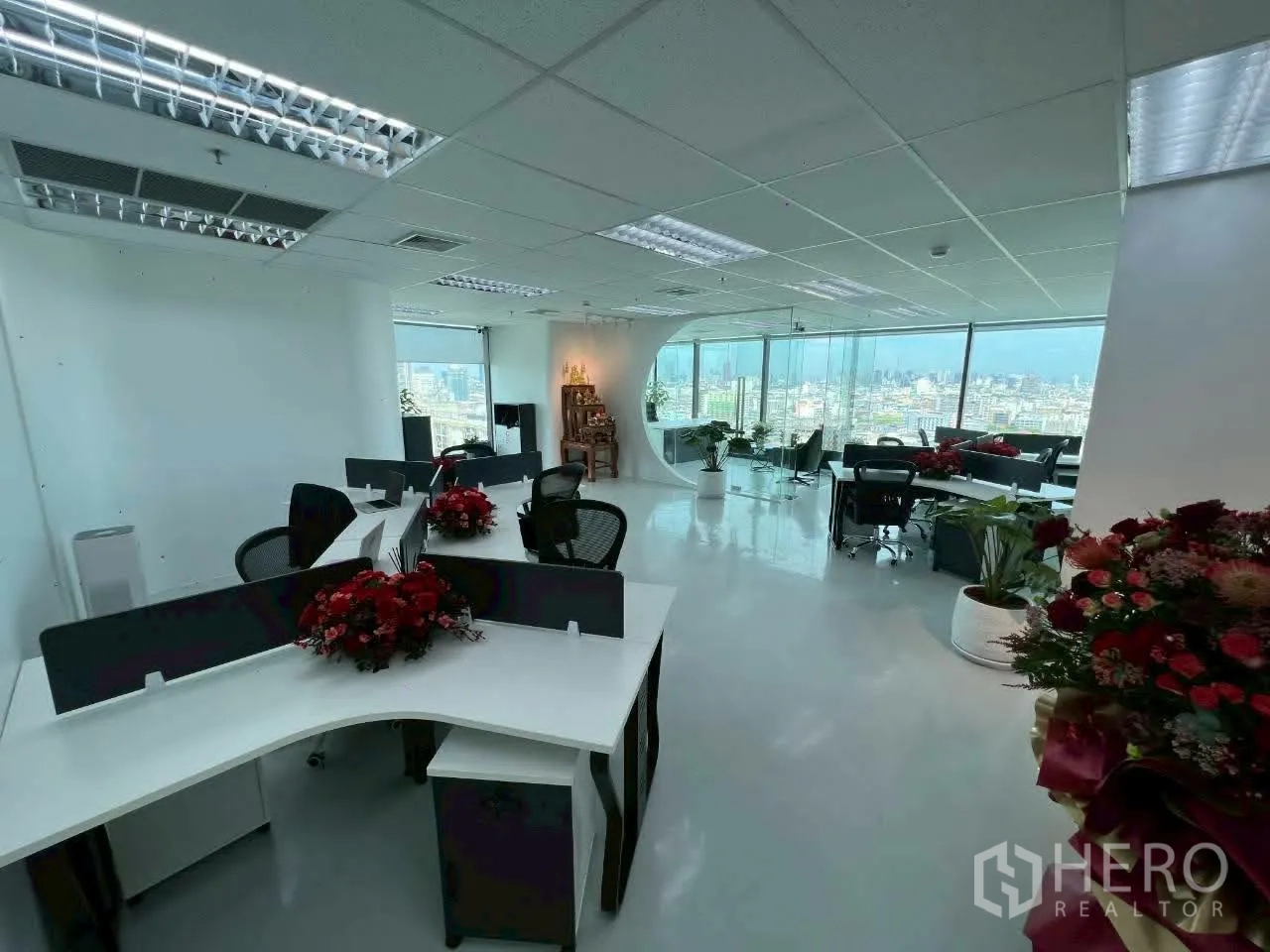 办公室 for rent in Din Daeng, Bangkok - 明亮开放式办公室，成组工位与大窗户可眺望城市景观。