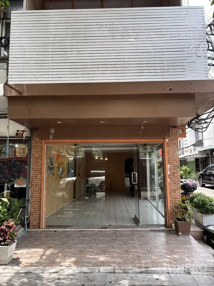 零售空间 for rent in Sathon, Bangkok - 近景可见玻璃店面与砖饰边框，下方有大型招牌位。