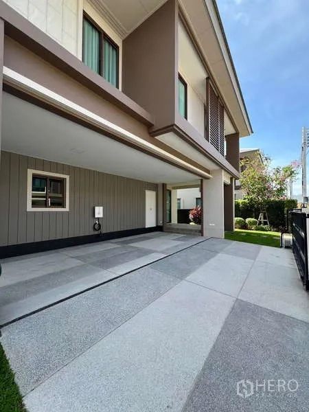 Detached House for rent in Bang Kapi, Bangkok - Covered two-car carport and wide driveway at the front of the house.