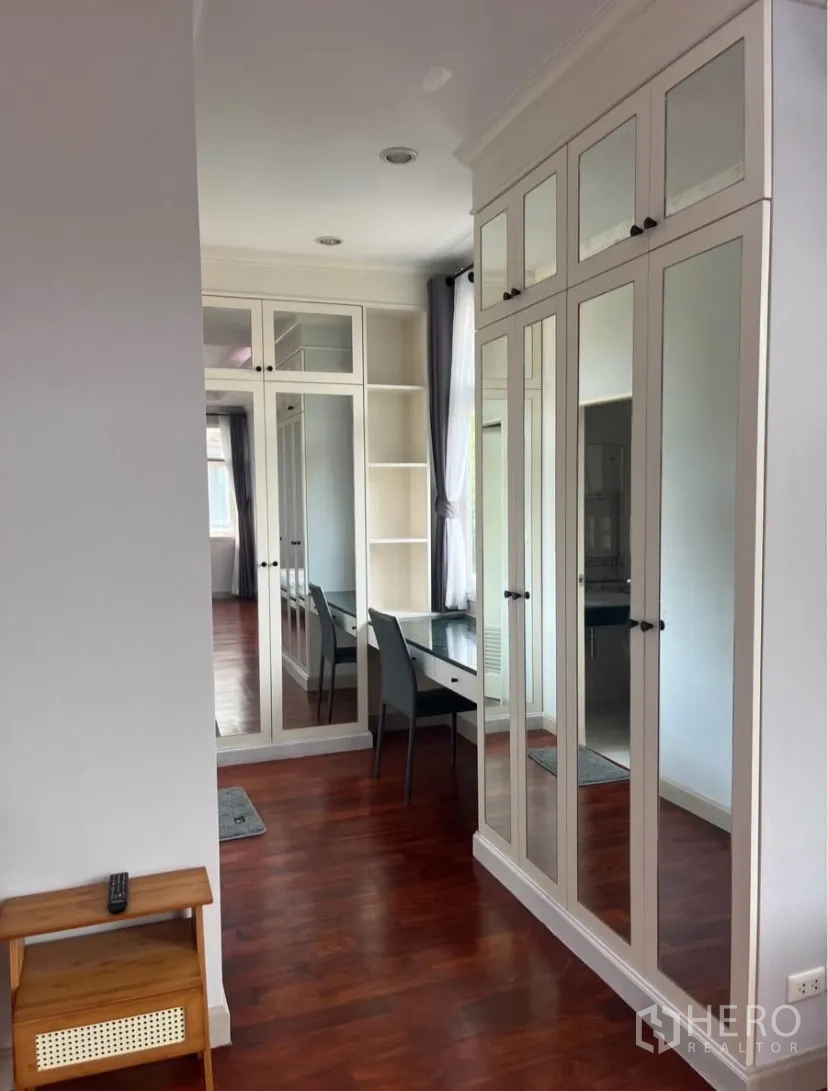 独立式住宅 出租或出售在Lat Phrao, Bangkok - 步入式衣帽区，镜面衣柜与内置梳妆台。