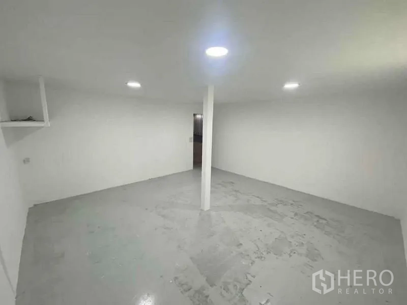 Warehouse for rent in Bang Phli, Samut Prakan - Clean white office or staff room inside the warehouse with ceiling lights and concrete floor.