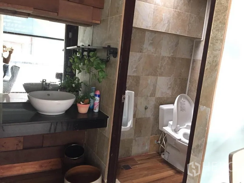 Retail Space for rent in Watthana, Bangkok - Tiled bathroom with basin and toilet in the Watthana retail property.