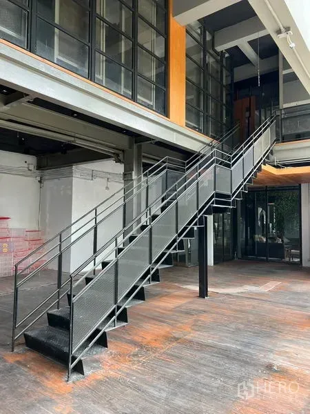 零售空间 出租在Watthana, Bangkok - 工业风室内，金属楼梯与通高落地窗