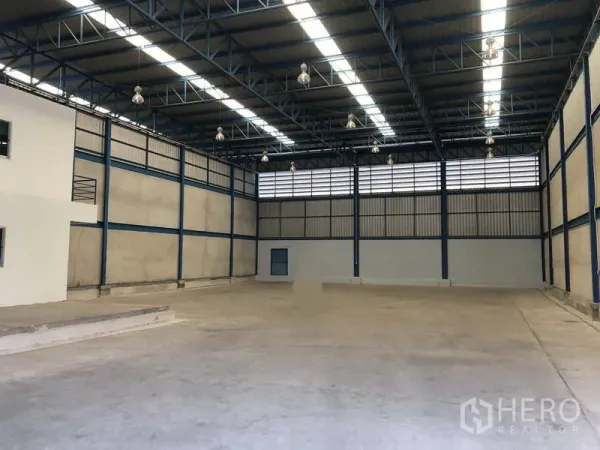 货栈 出租在Bang Phli, Samut Prakan - 开放式库区，配高棚灯、通风百叶和大跨距无柱空间。