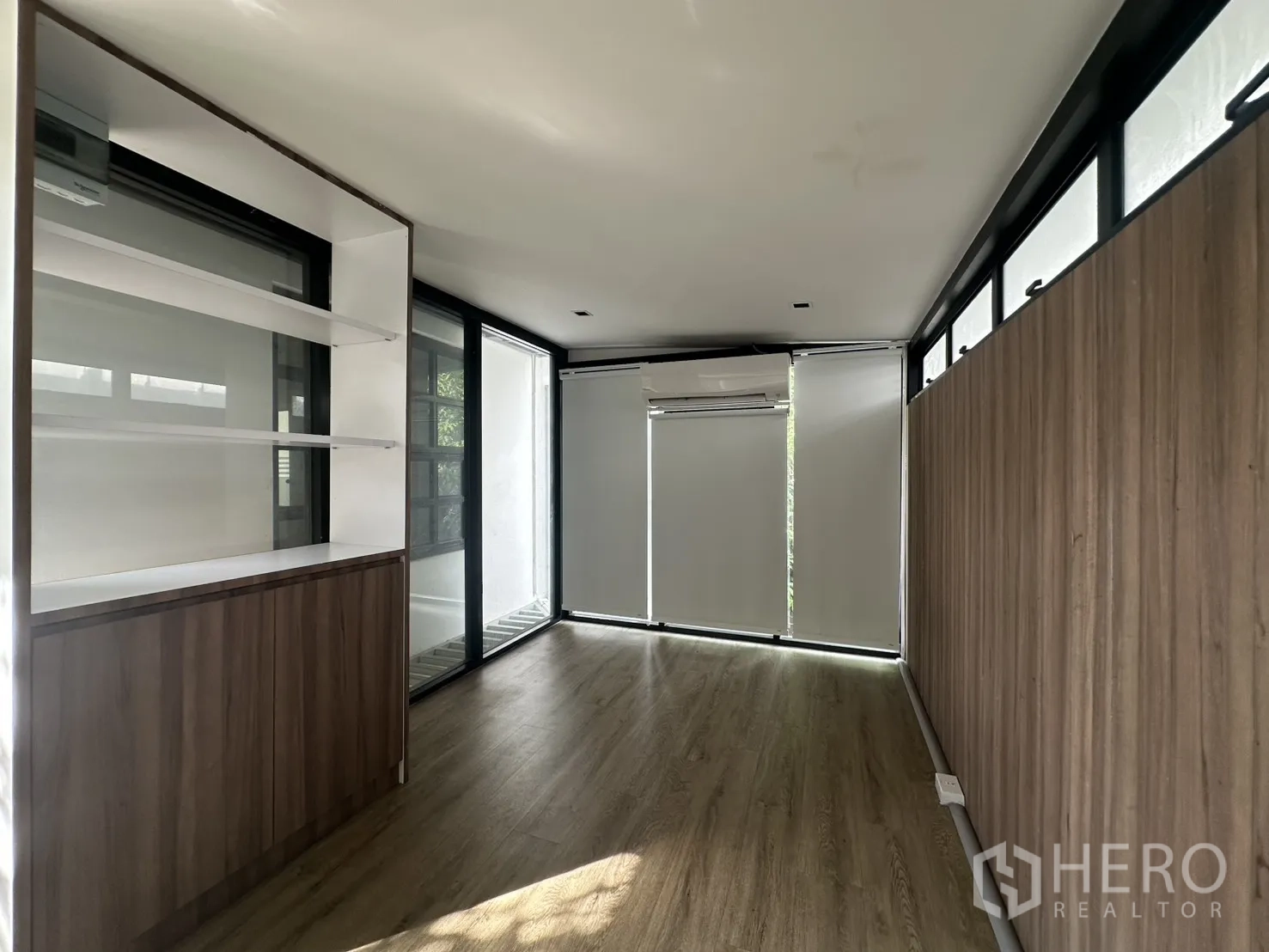 带办公室的家 出租或出售在Phra Khanong, Bangkok - 玻璃隔断办公室，卷帘与木质墙面