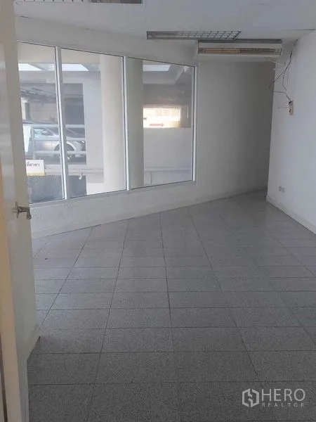 Retail Space for rent in Pathum Wan, Bangkok - Compact office or storage room with tiled floor and large windows.