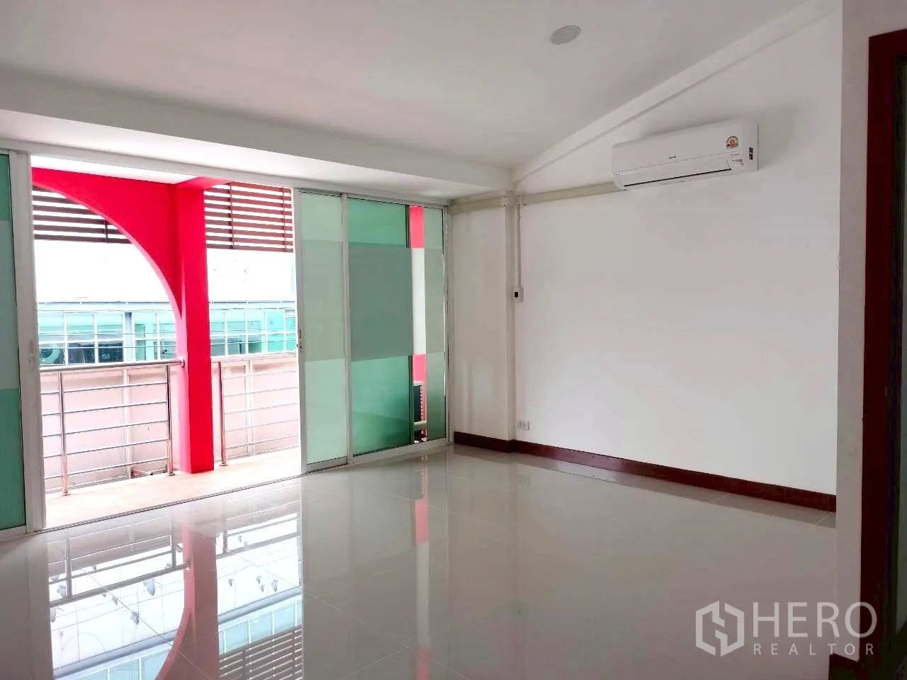 โฮมออฟฟิศ for rent in Watthana, Bangkok - ห้องชั้นบนเปิดสู่ระเบียง ผนังกระจกฝ้าบานเลื่อน