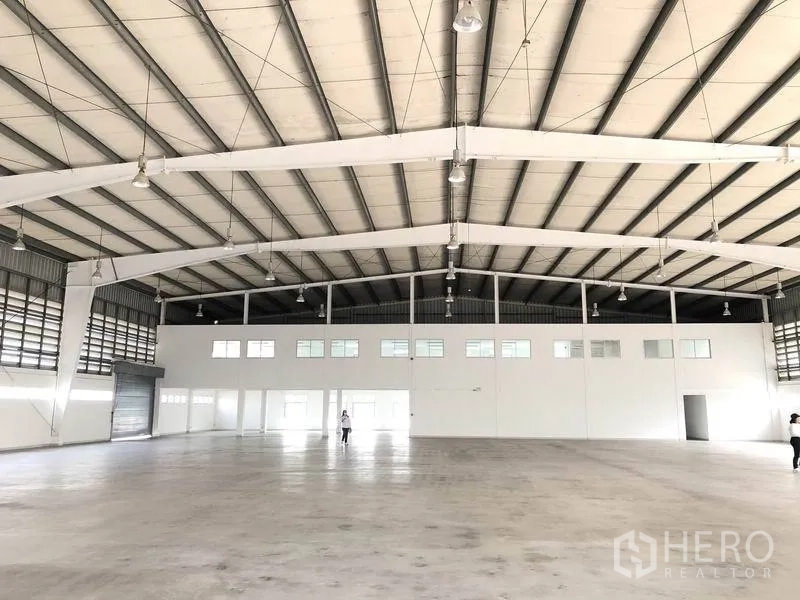 Factory for rent in Bang Pa-in, Phra Nakhon Si Ayutthaya - Open factory floor facing internal office mezzanine and loading bay.