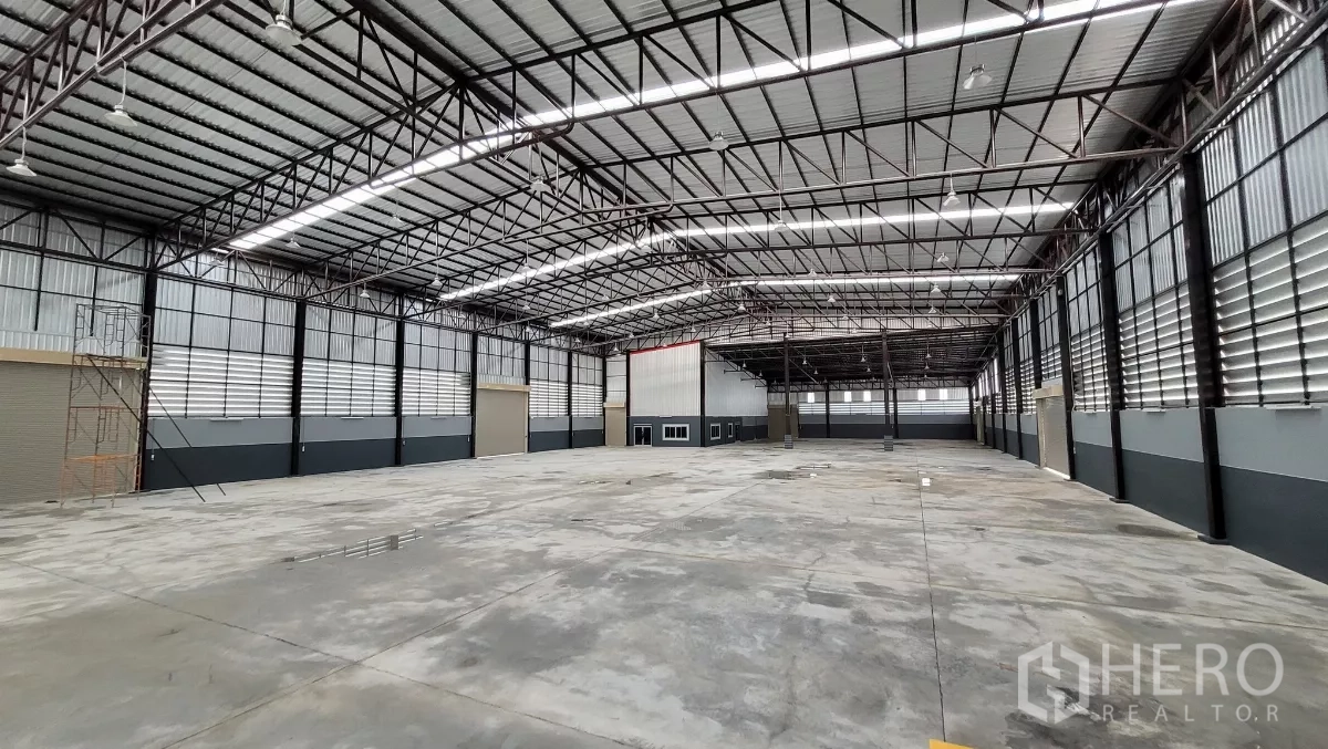 Factory for rent or sale in Phanat Nikhom, Chon Buri - Expansive production area with polished concrete floor inside the factory.