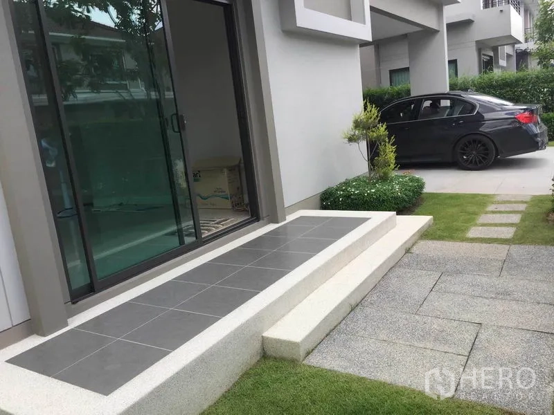 บ้าน ขายในPak Kret, Nonthaburi - เฉลียงหน้าบ้านพร้อมประตูกระจกบานเลื่อนติดกับทางรถเข้า