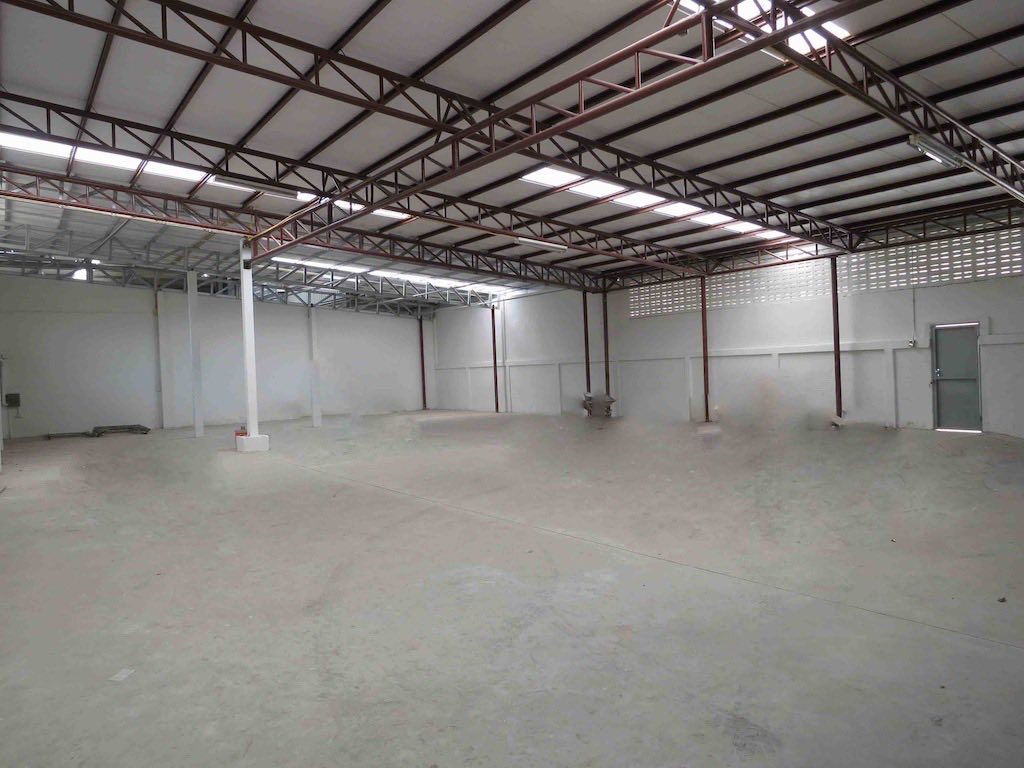 คลังสินค้า ให้เช่าในWang Thonglang, Bangkok - พื้นที่โกดังโปร่งโล่ง หลังคาโครงเหล็กและช่องรับแสง