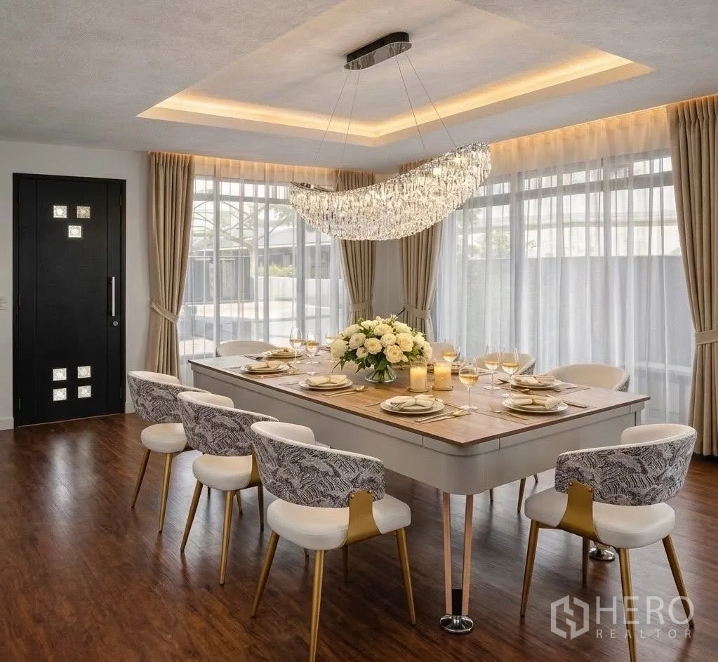 Detached House for rent in Suan Luang, Bangkok - Elegant dining area with a six-seat table, statement chandelier and wood flooring.