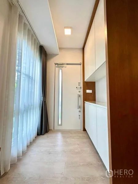 บ้าน ให้เช่าหรือขายในPrawet, Bangkok - โถงทางเข้าพร้อมประตูสูง กระจกเต็มบาน และตู้เก็บของบิลท์อิน