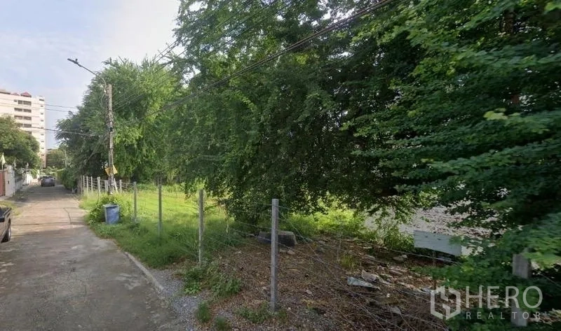 Land for rent in Khlong Toei, Bangkok - Fenced vacant land with mature trees along a quiet residential lane in Khlong Toei near BTS On Nut.