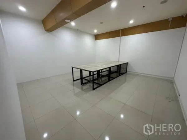 办公空间 出租在Suan Luang, Bangkok - 独立会议室，中央会议桌与白色墙面。
