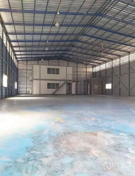 Warehouse for rent in Bang Phli, Samut Prakan - Open warehouse bay featuring an internal mezzanine-style office block and wide column-free span.
