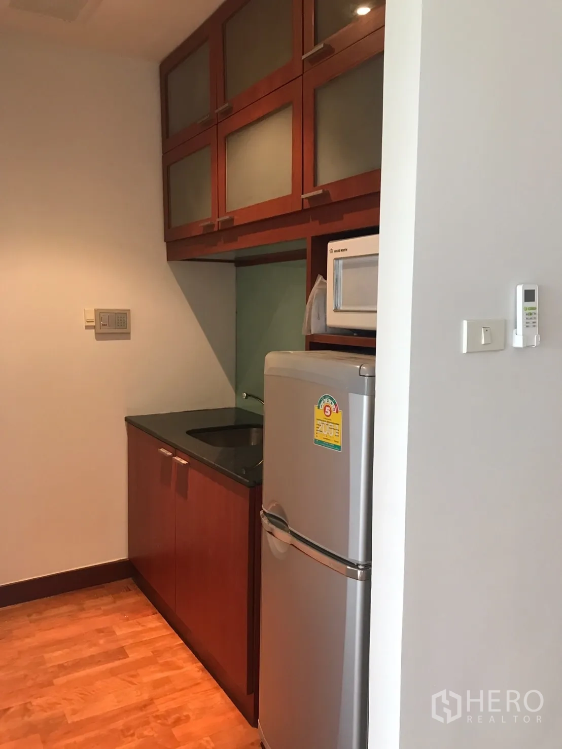 Home Office for rent in Watthana, Bangkok - Compact pantry kitchen with upper cabinets, sink, microwave and refrigerator.