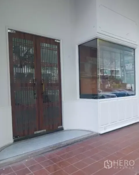 Retail Space for rent in Watthana, Bangkok - Close-up of the entrance and corner display window of the retail unit with tiled frontage.