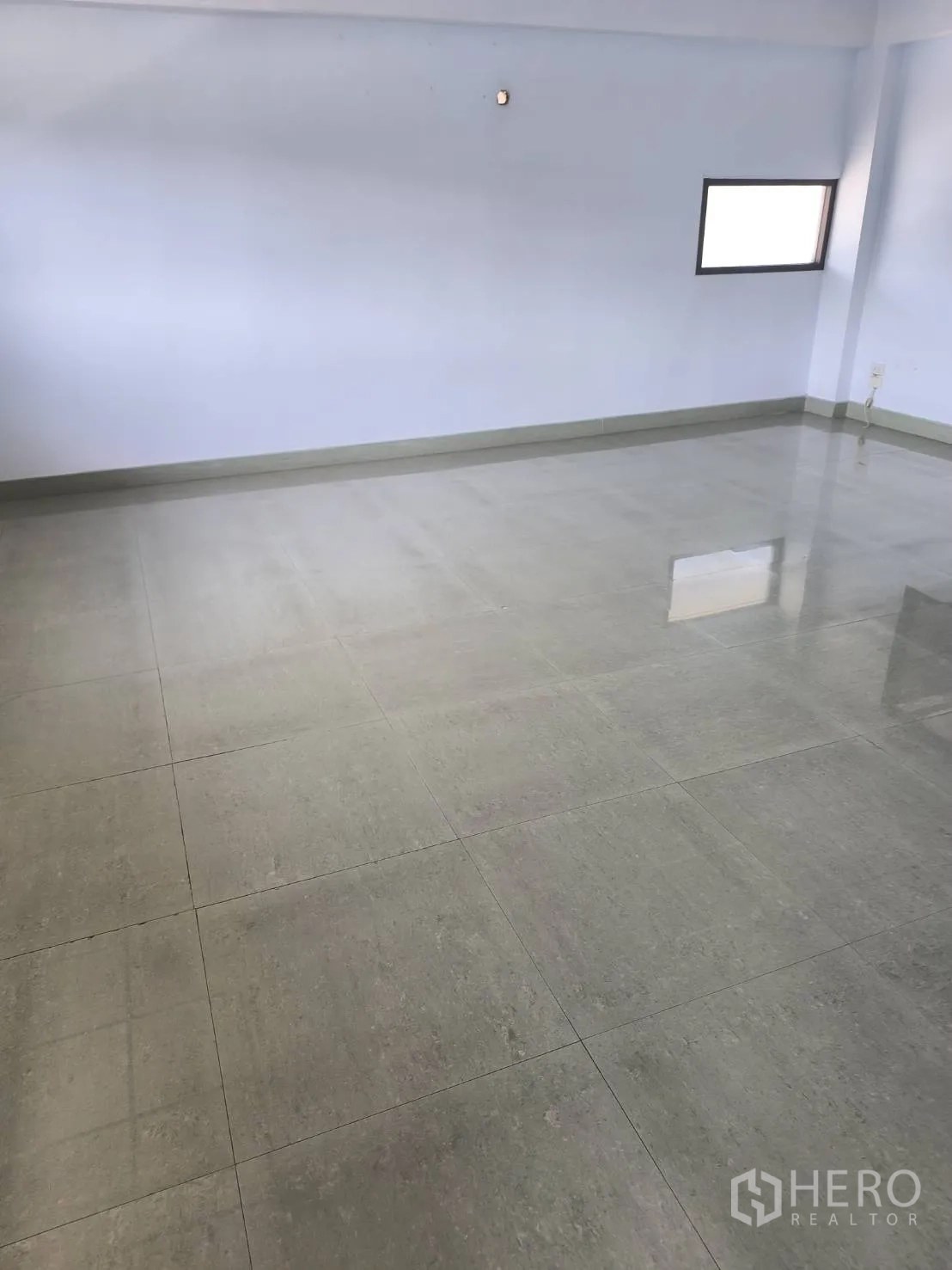 工厂 for sale in Khlong Luang, Pathum Thani - 空置办公室，地砖与小窗。